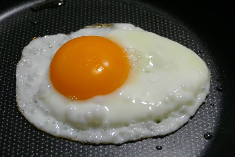 白身にほぼ火が入っている目玉焼きを焼く様子