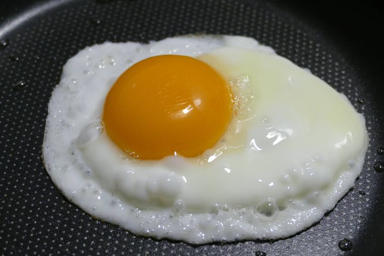 白身に八割ほど火が入っている目玉焼きを焼く様子