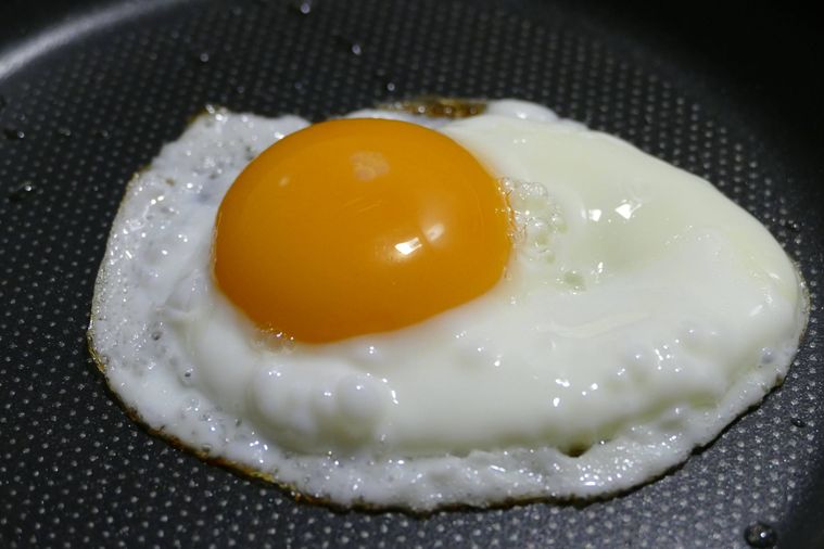 黄身が半熟の目玉焼きを焼く様子
