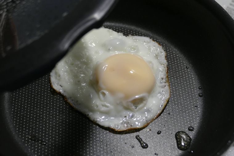 フライパンの蓋を開ける様子