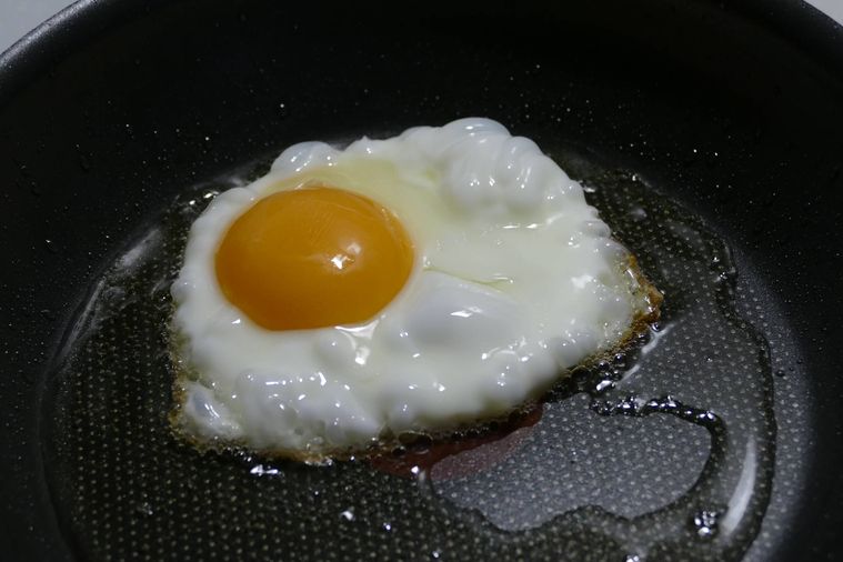 目玉焼きを揚げ焼きする様子