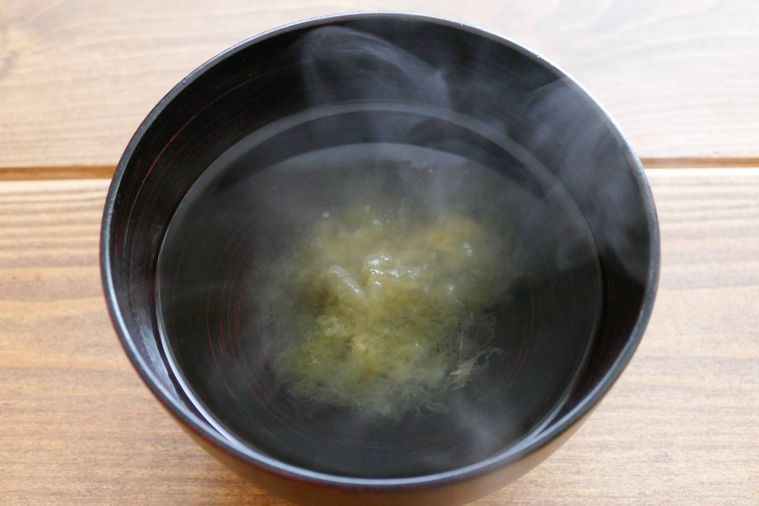 とろろ昆布のお吸い物が入っている器