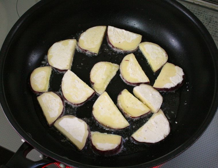 フライパンでさつまいもを揚げ焼きしている様子