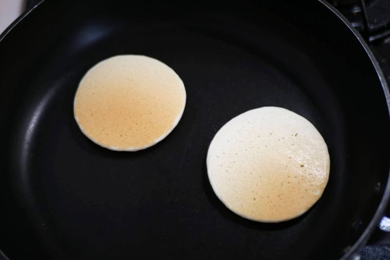 フライパンで小さめのホットケーキを焼く様子