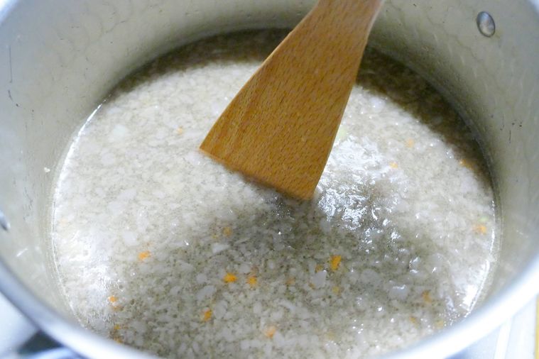 ヘラで鍋を混ぜながら煮る様子