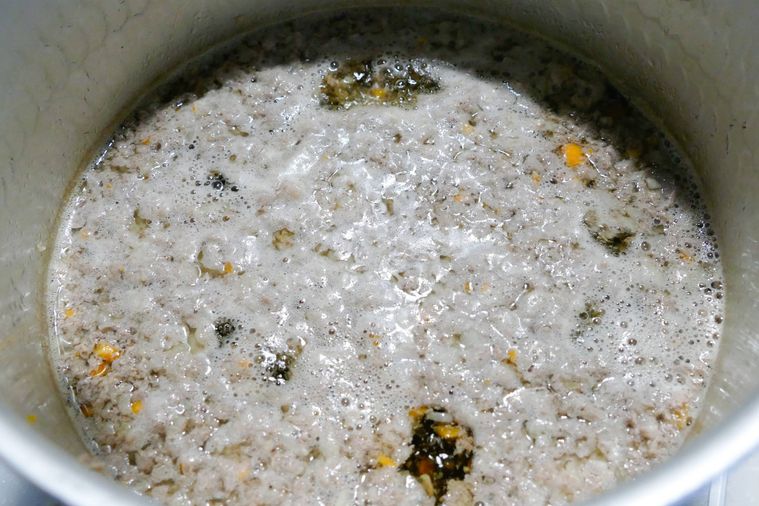 鍋が小さく沸騰する様子