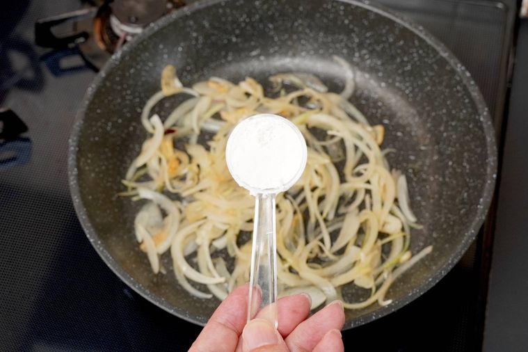 しっかり炒められた玉ねぎと計量スプーンですくった小麦粉