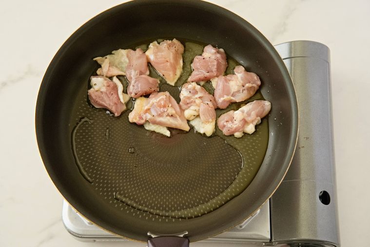 フライパンに入った鶏もも肉