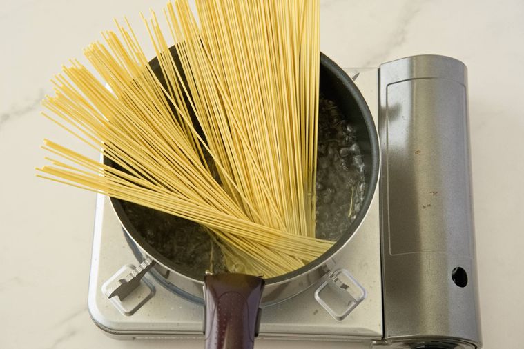 鍋に入れられたパスタ