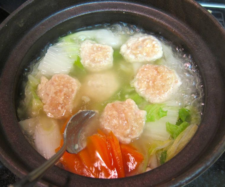 土鍋に鶏つくねを入れているところ