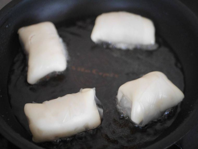 フライパンで揚げ焼きにしている様子