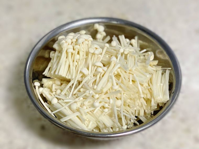 えのきだけを切った写真