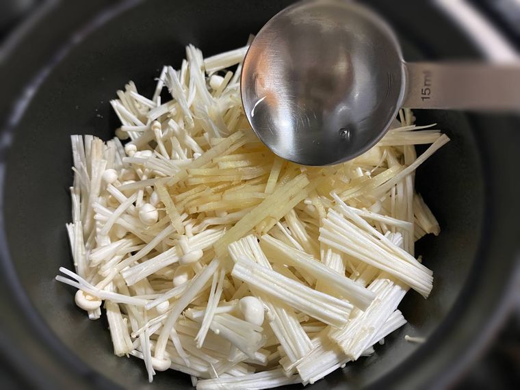 鍋に材料を入れる写真