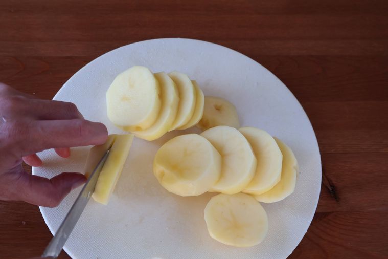 まな板の上に切ったじゃがいもが並んでいる