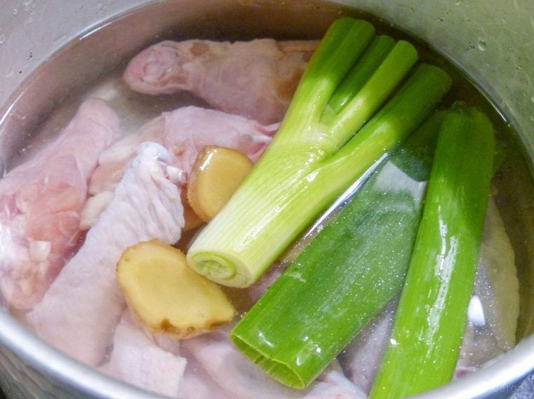 長ねぎとしょうが、鶏肉を水に浸るように入れた鍋