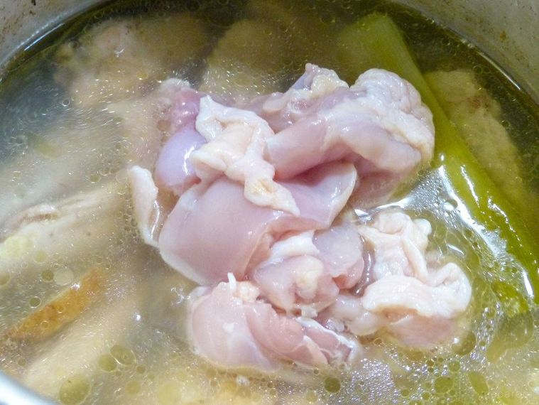 切った鶏もも肉を鍋に加えた様子