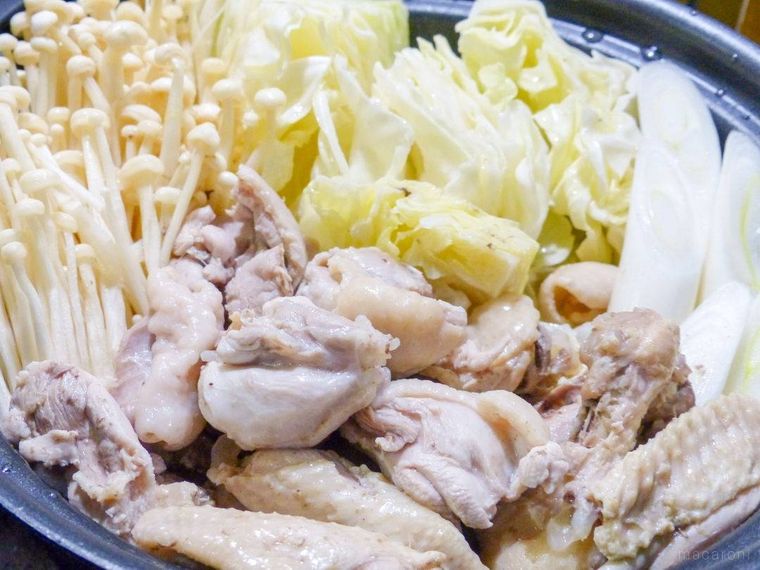 野菜と鶏肉を盛り付けた鍋