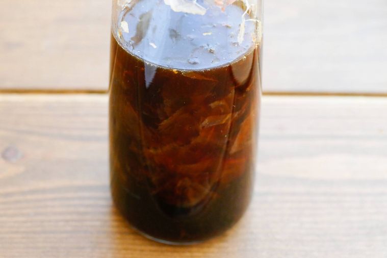 昆布とかつおぶしを加えた様子