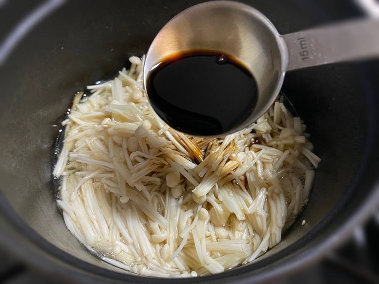 しょうゆを加える写真