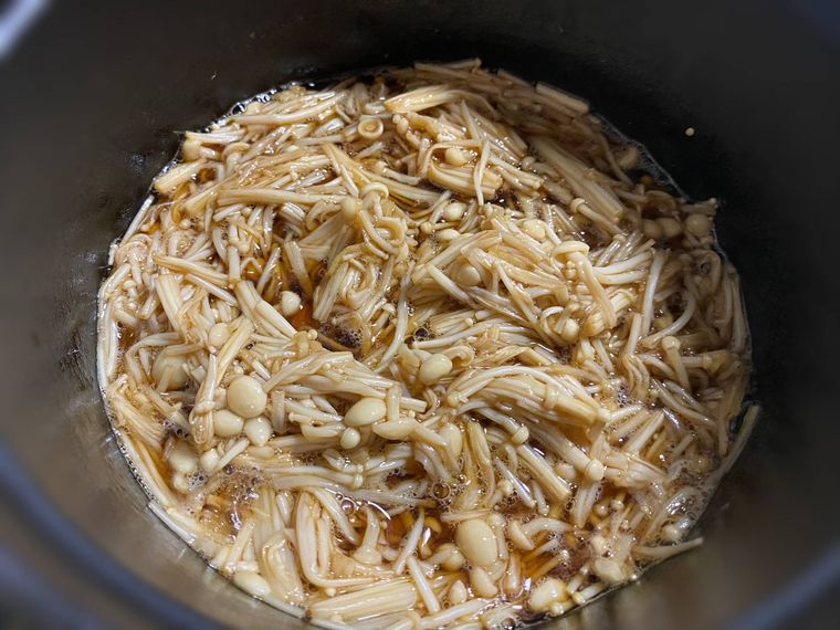 材料入れて煮ている写真