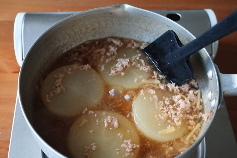 大根とひき肉の煮物を混ぜている