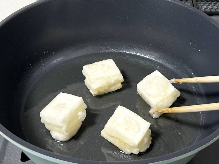 餅を揚げている様子