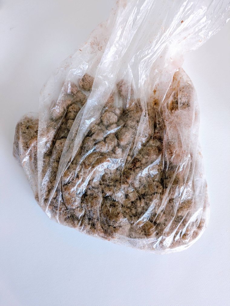 ポリ袋の中でクッキー生地の材料を混ぜた状態