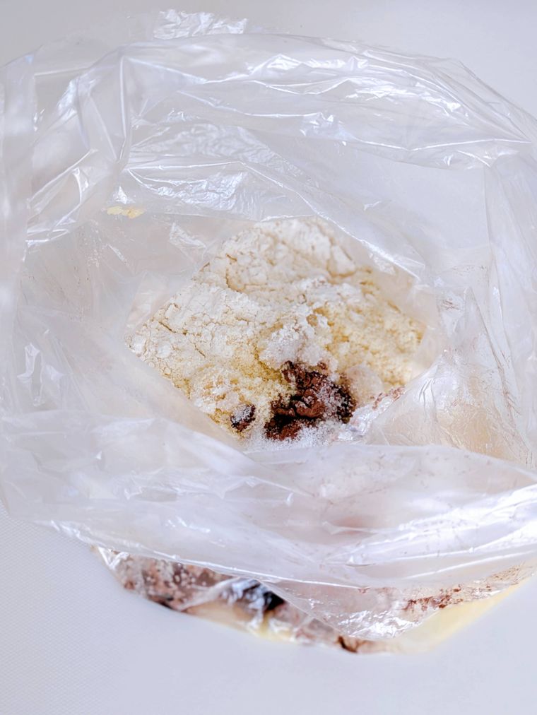 ポリ袋の中に入れたクッキー生地の材料