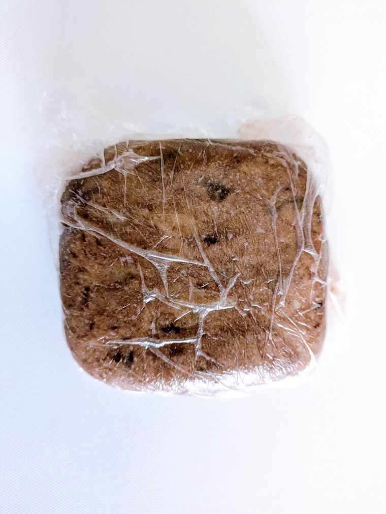 ポリ袋の中でクッキー生地の材料をまとめた状態