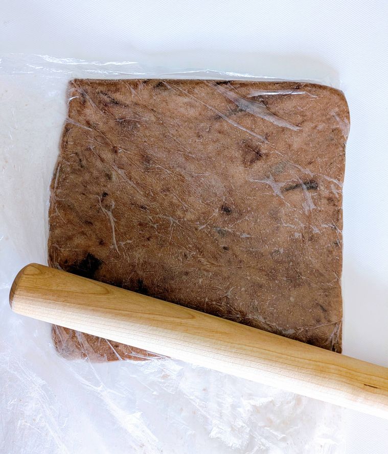 ポリ袋ごとめん棒で生地をのばしている状態