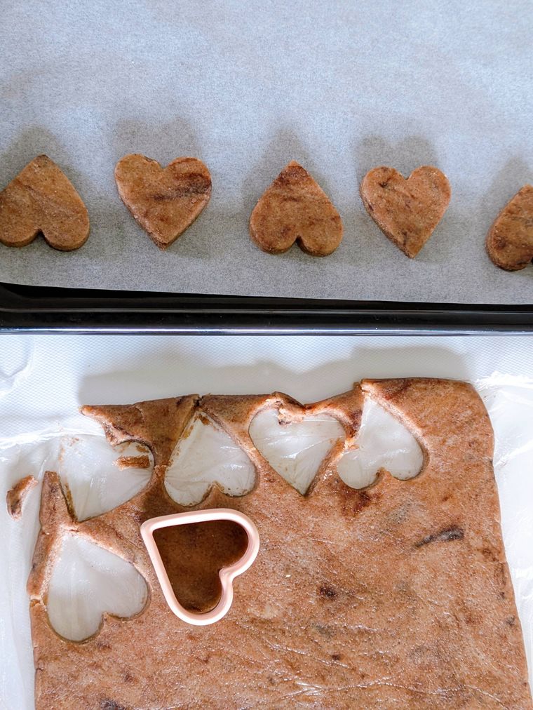 ハートの型抜きをしたクッキー生地を天板に並べている所
