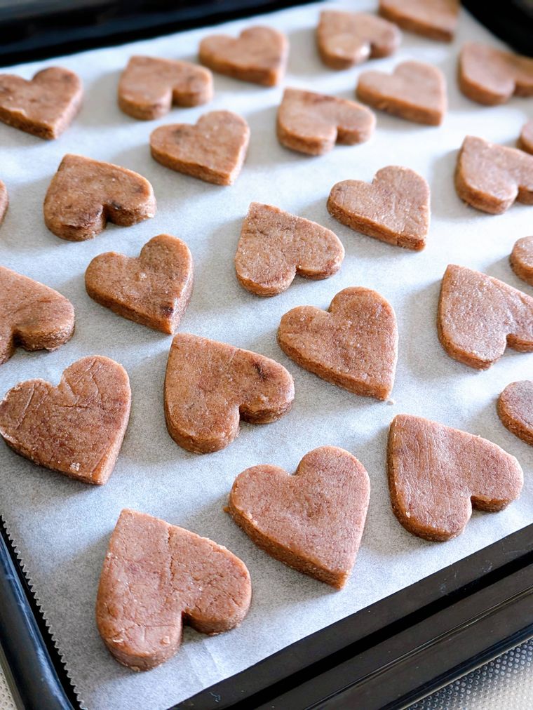 焼く前の天板の上のハート型クッキー