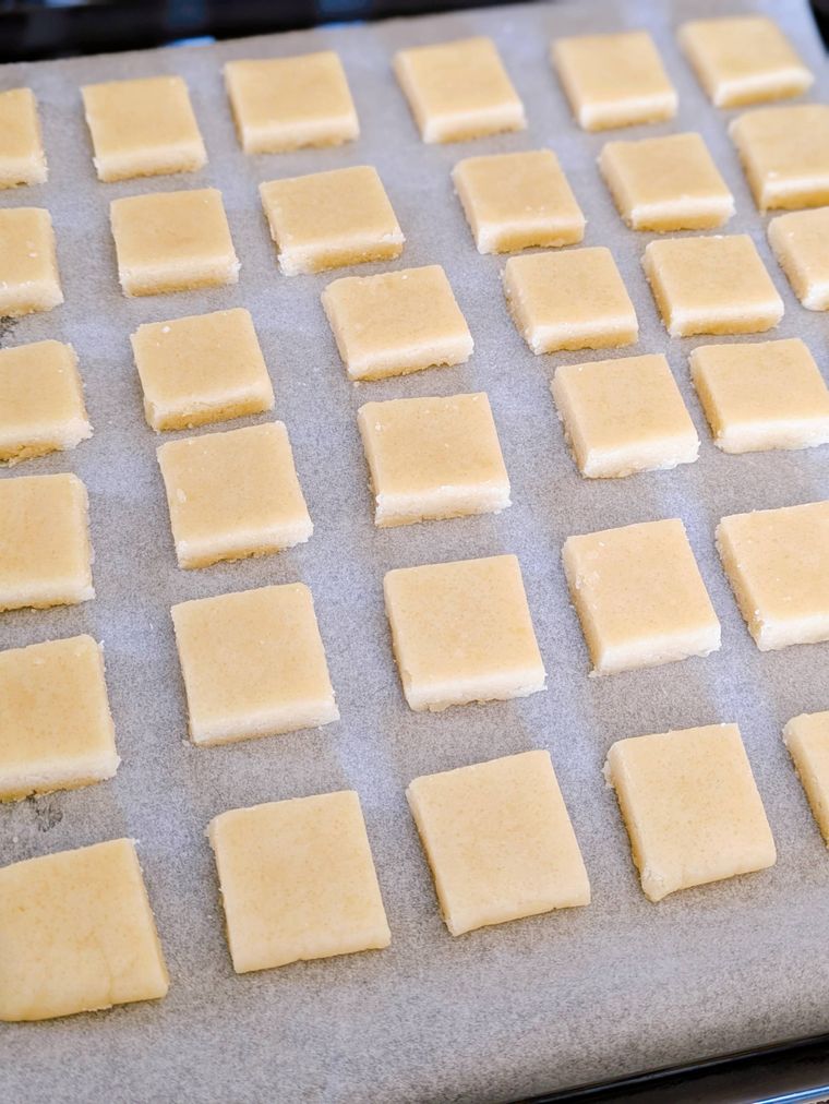 クッキングシートを敷いた天板に並べた焼く前の生地