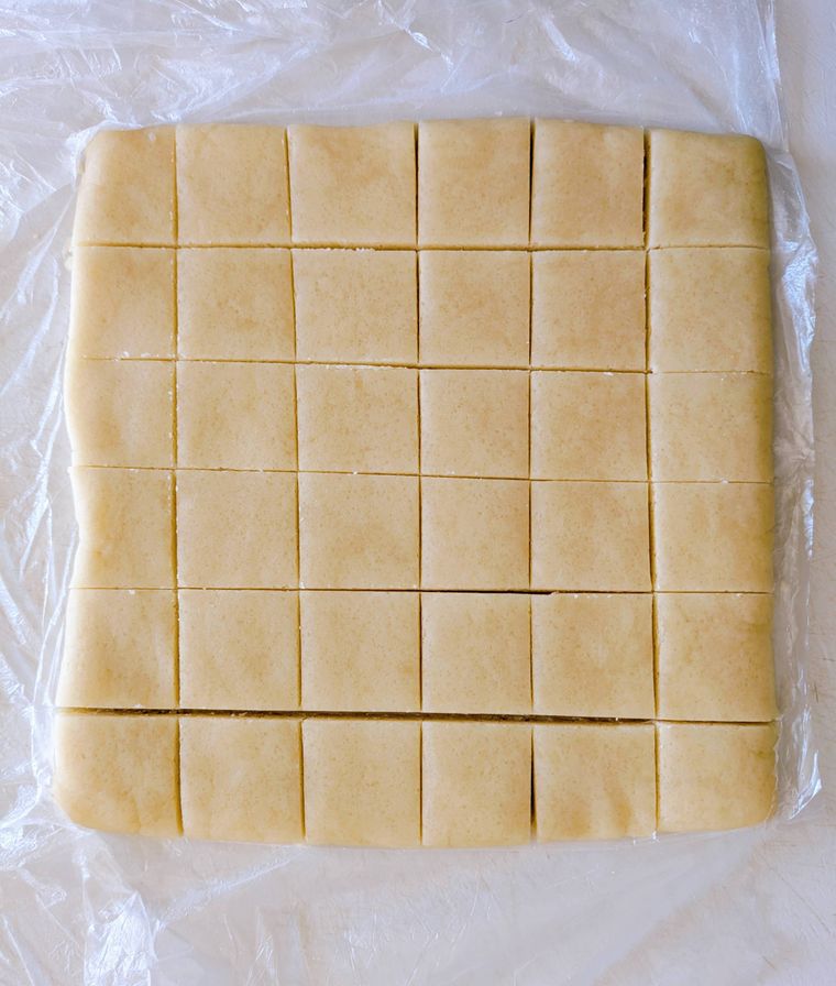 ポリ袋の上で36等分に切り分けた生地