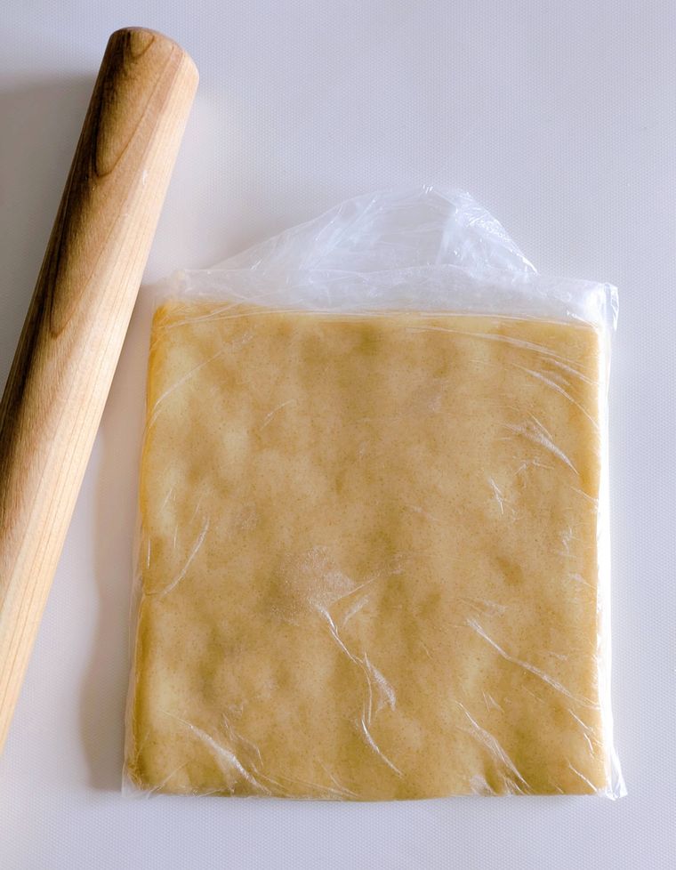 ポリ袋の上からめん棒で生地をのばしたところ