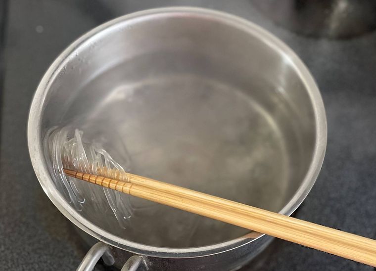 鍋でさつまいも春雨をゆでている