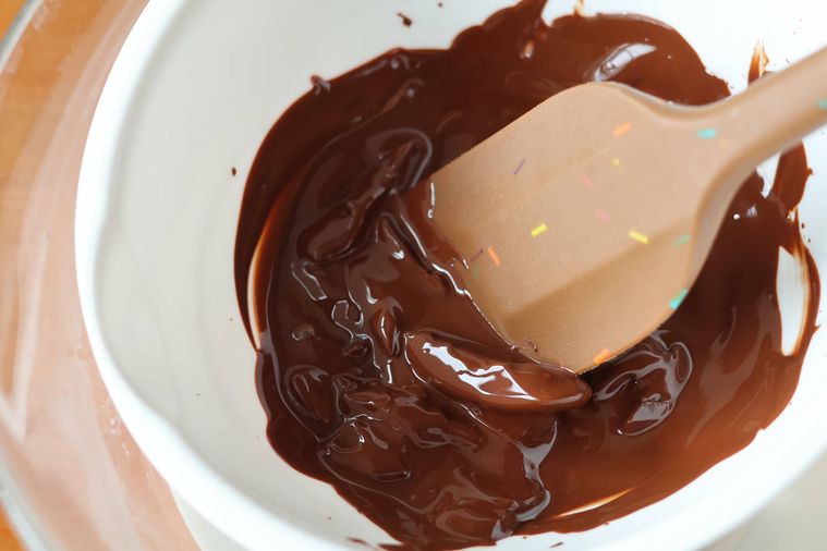 ボウルでチョコレートを混ぜている