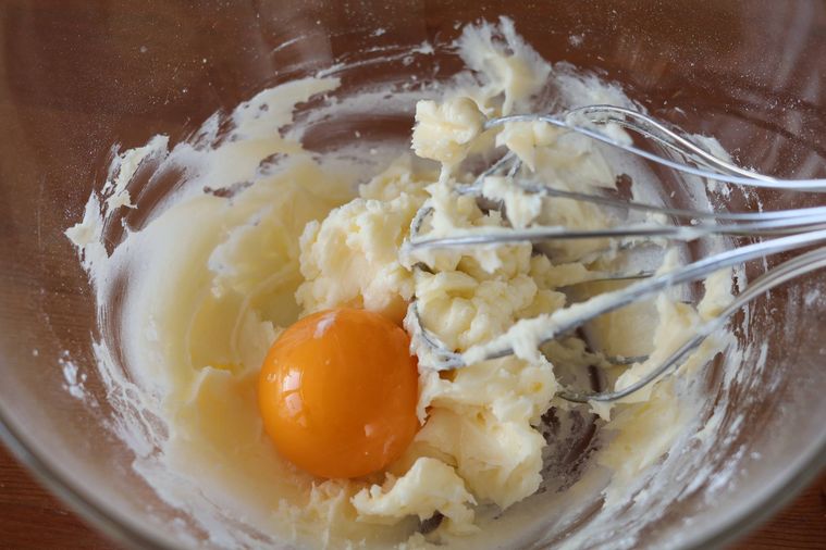 バターの生地に卵黄を入れている