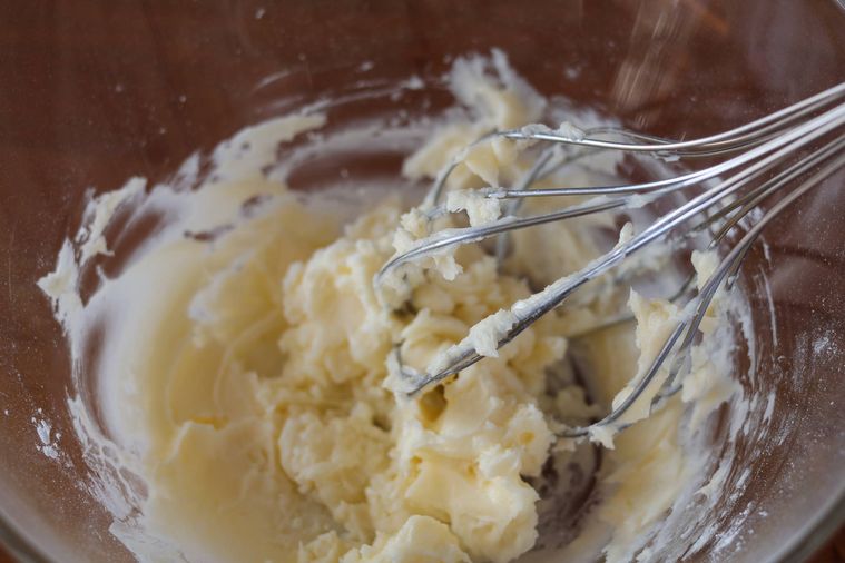 ホイッパーでバターを混ぜている