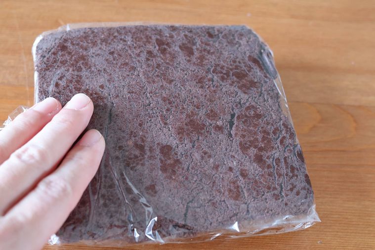 ココアサブレ生地をラップで包んでいる