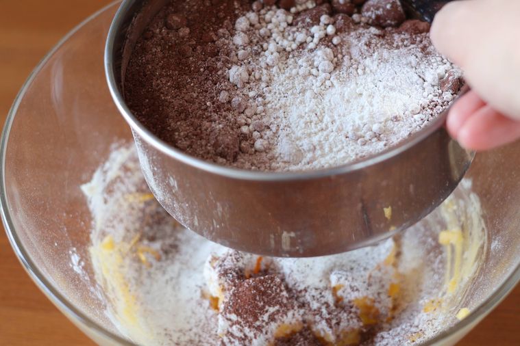 粉類をふるって入れている