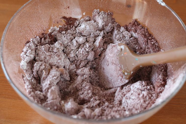 ゴムベラで生地を混ぜている