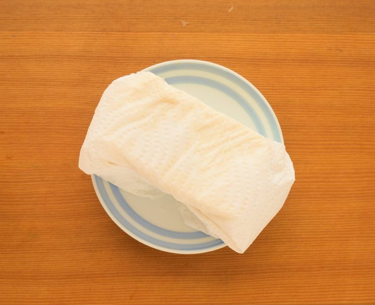 絹豆腐をキッチンペーパーで包み水切りする様子