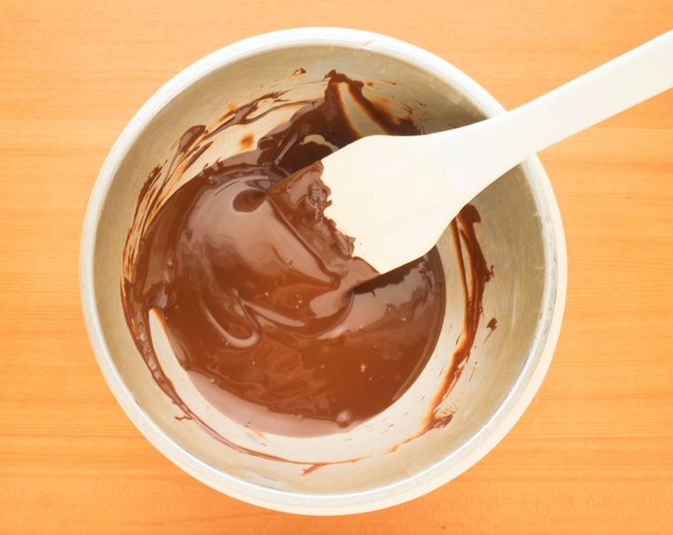 チョコレートを湯せんにかけて溶かす様子