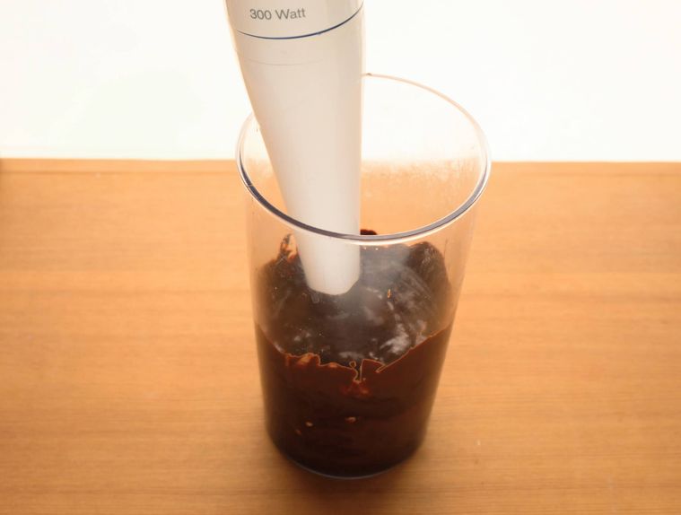 チョコレートと絹豆腐をハンドミキサーで混ぜる様子