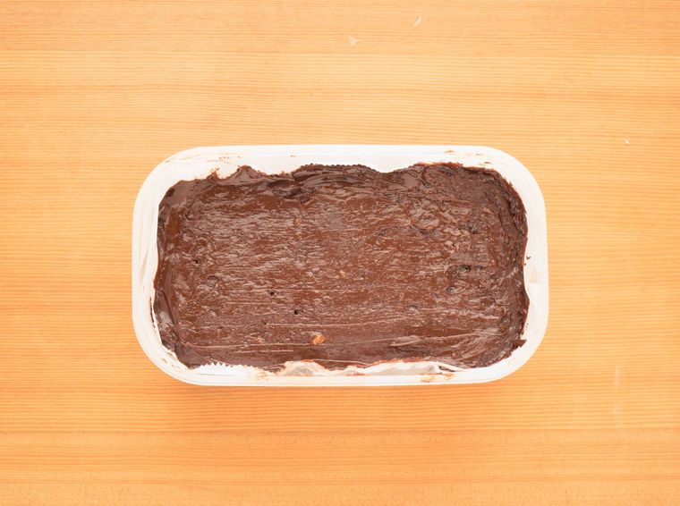 保存容器に豆腐生チョコを流し、平らにならす様子