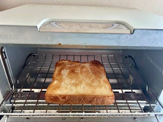 トースターで焼いた食パン