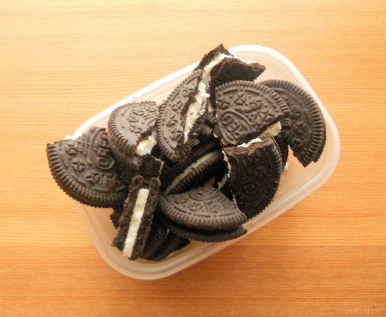 容器に入れた、粗く砕いたオレオクッキー