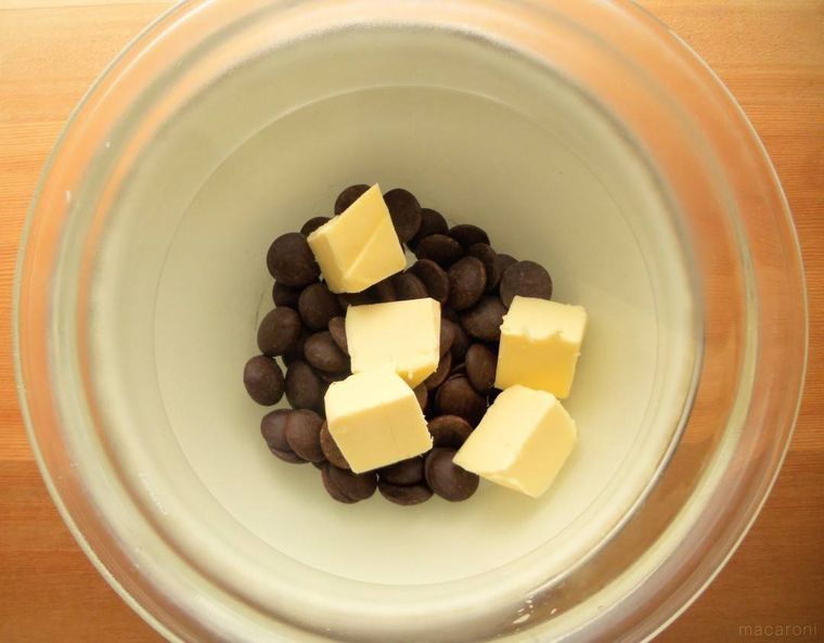 ボウルに入れたチョコレートとバターを湯せんにかけている様子