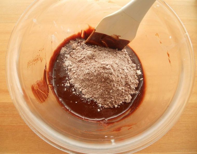 ボウルに粉類を加えている様子